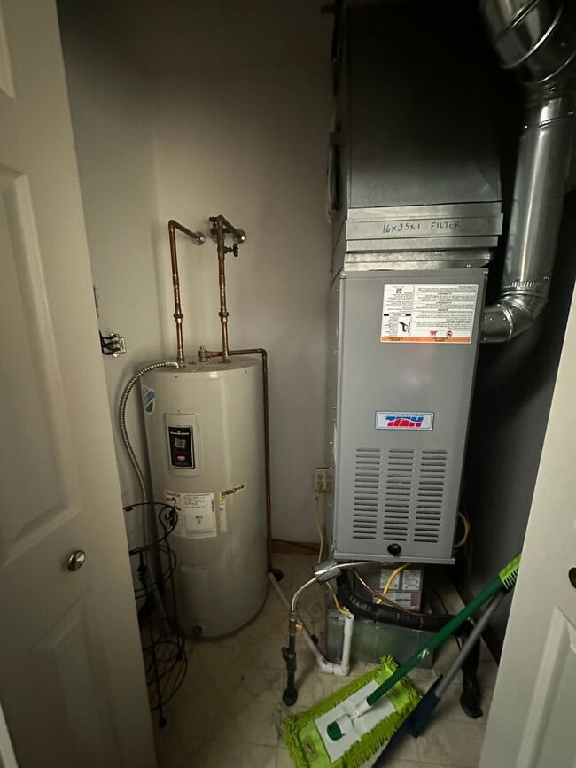 Building Photo - 2 bedroom 2 bath home west side springfiel...