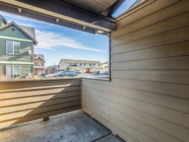 Building Photo - Charming 3 Story Townhome with AC