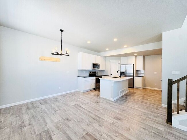 Building Photo - Beautiful 3 bedroom 3.5 bath Townhome Minu...