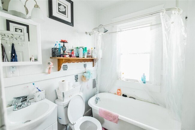 Building Photo - 839 E 26th St