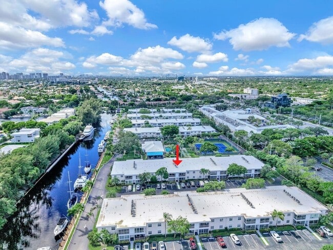 Building Photo - 6279 Bay Club Dr