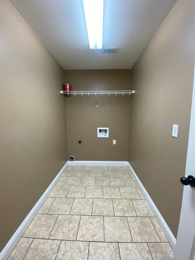 Building Photo - 4301 Kenilworth Cir