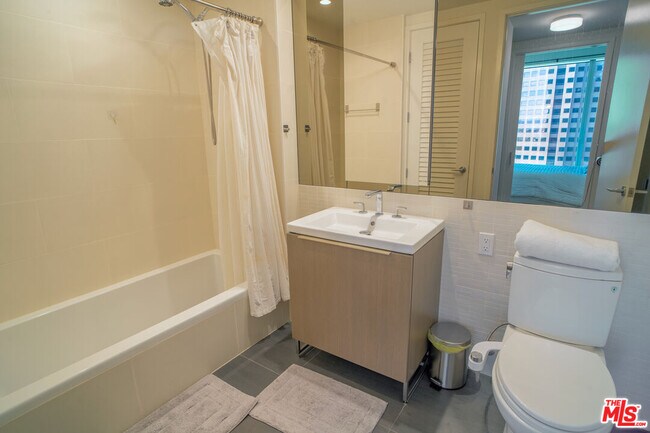 Building Photo - 889 Francisco St