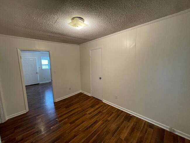 Building Photo - SRP-SH050-402 South 10th Street