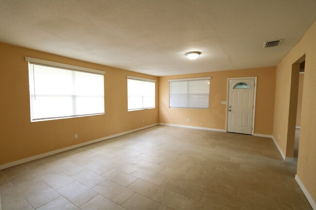 Building Photo - Like new 3bed/2bath home Tampa