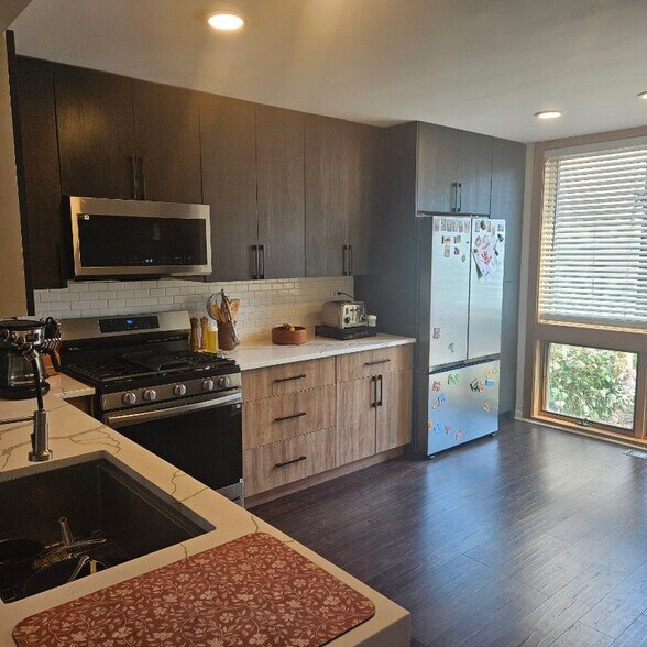 Building Photo - 1 Oak Tree Ct