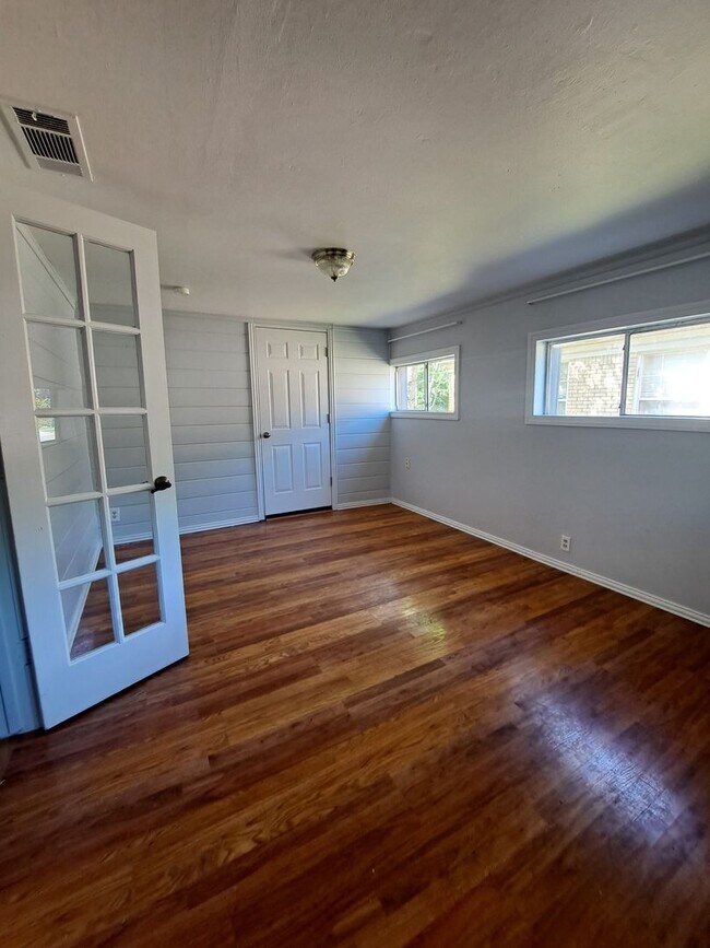 Building Photo - COMING SOON - Beautiful 3/1