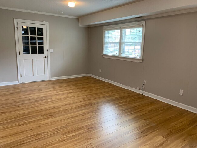 Building Photo - Spacious 4 Bed | 3 Bath Split Level Home i...