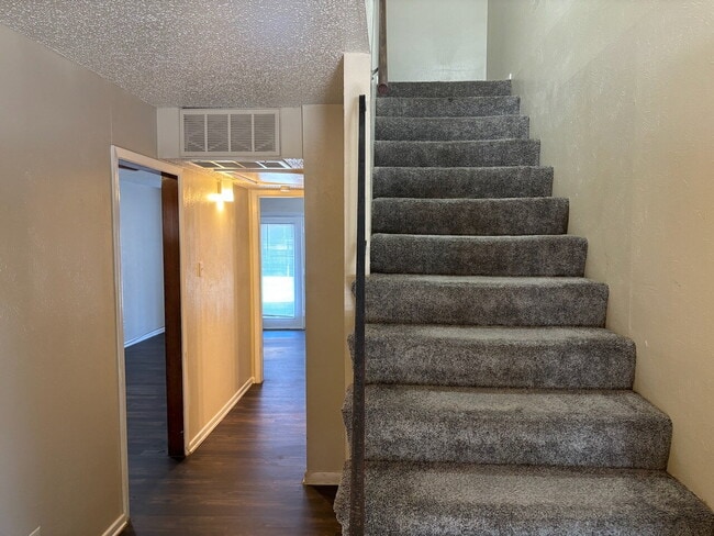 Building Photo - 2 bed/1.5 bath unit close to Hallmark Park and Hulen Mall
