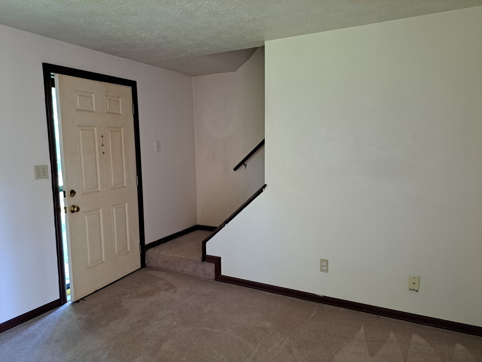 Large, comfortable living room - 3812 Lebanon Church Rd