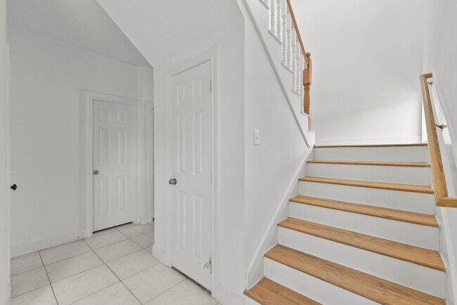 Building Photo - Charming 3-Bed, 2.5-Bath Home in the Heart...