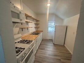 Building Photo - 421 W Bond St