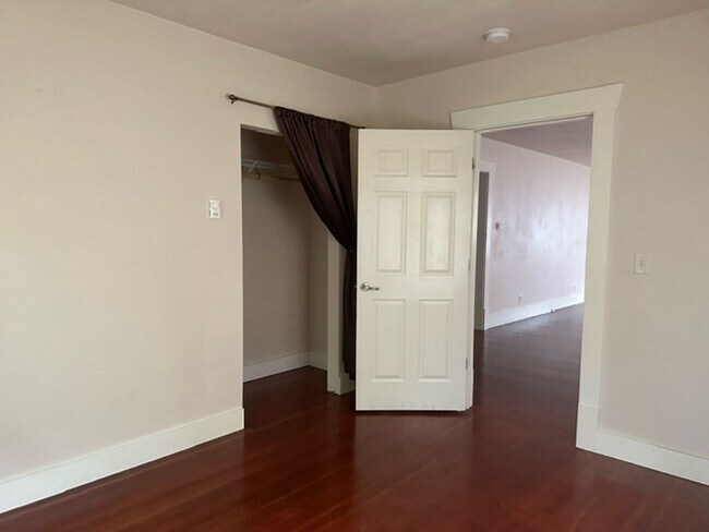 Building Photo - AVAILABLE NOW: 2 bdrm/1 bath House