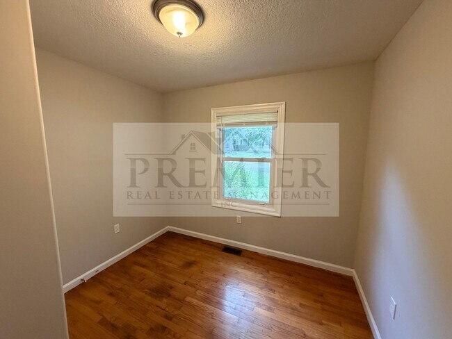 Building Photo - 504 N Westwood Dr