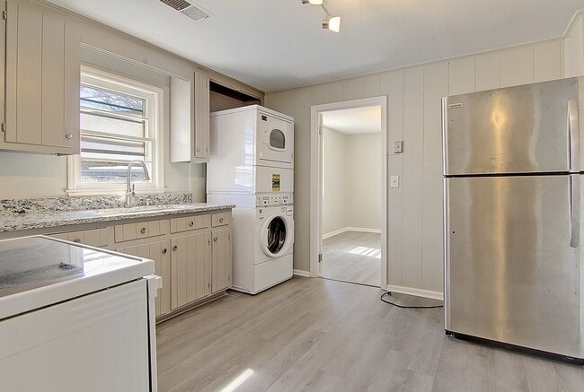 Building Photo - Modern Retreat Minutes from Downtown Charleston
