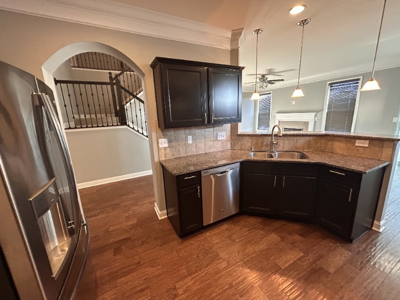 Building Photo - 427 Rockcrest Way