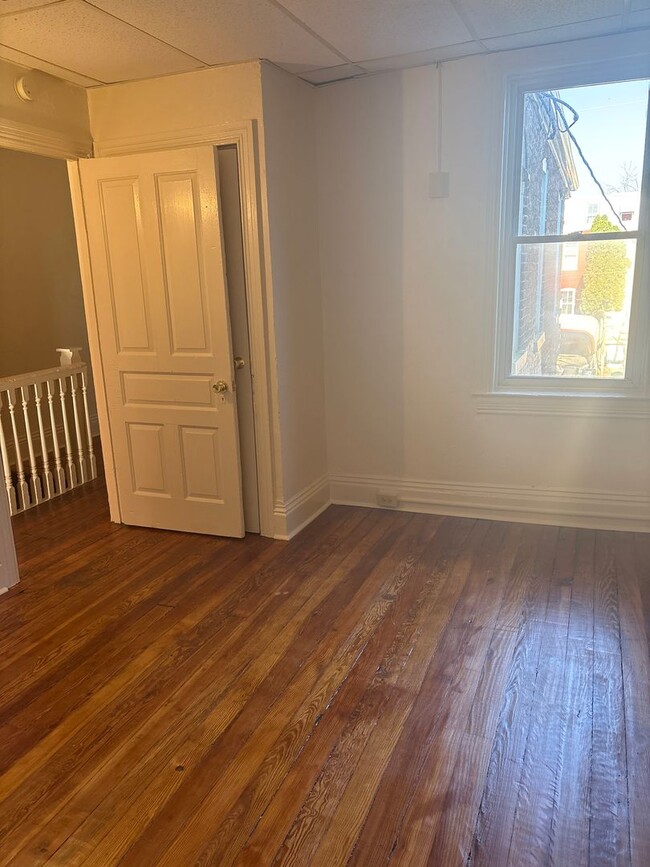 Building Photo - 3 Bedroom 1 Bath 2nd/3rd Floor Apartment-York City SD