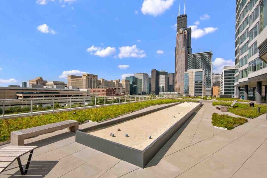 Building Photo - 347 S Clark St