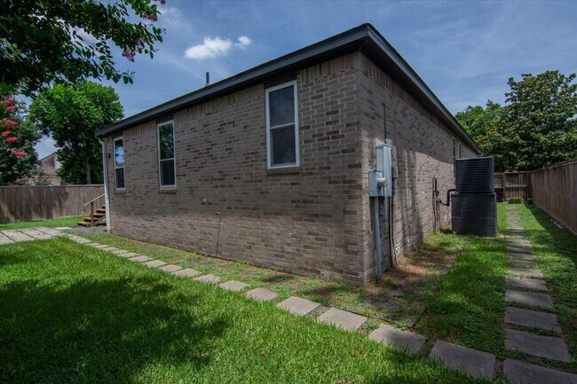 Building Photo - 5343 Oak Cove Dr