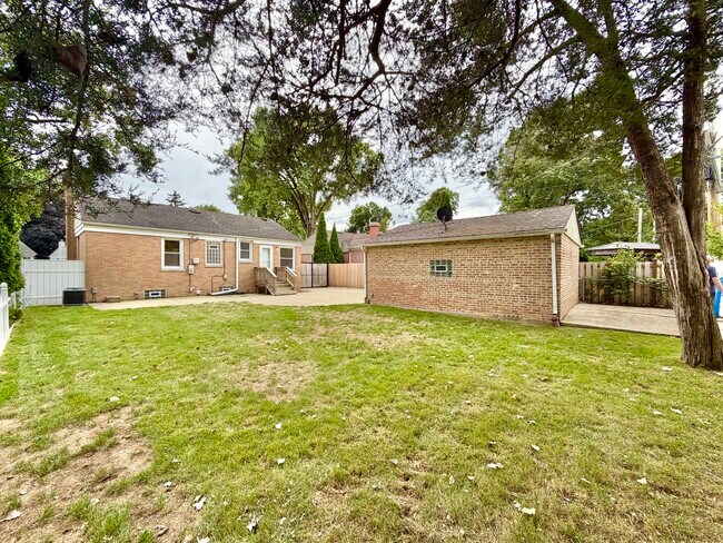Building Photo - 5816 W Greenleaf Ave