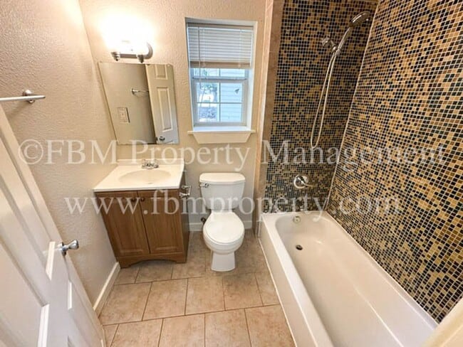 Building Photo - 741 W Park Ave