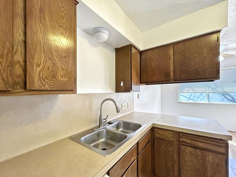 Building Photo - 1405B Braker Ln