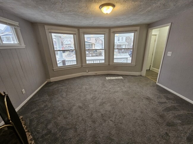 Building Photo - 10602 Earle Ave