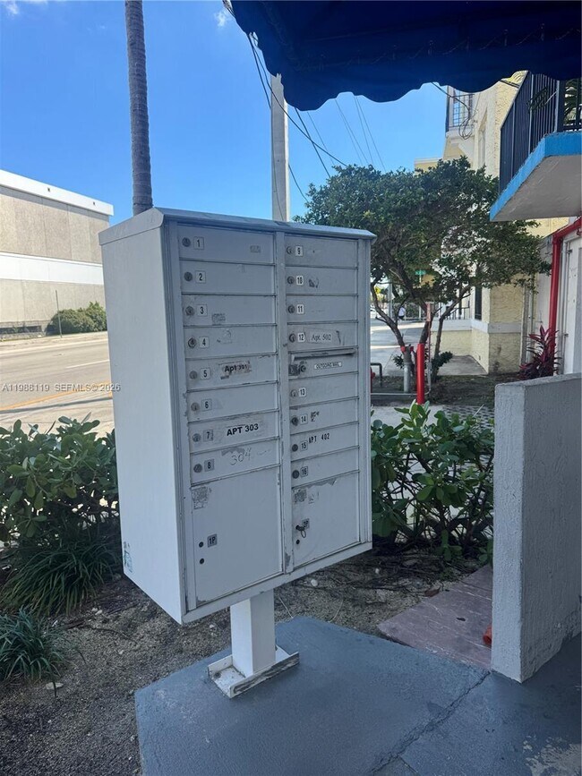 Building Photo - 2120 W Flagler St