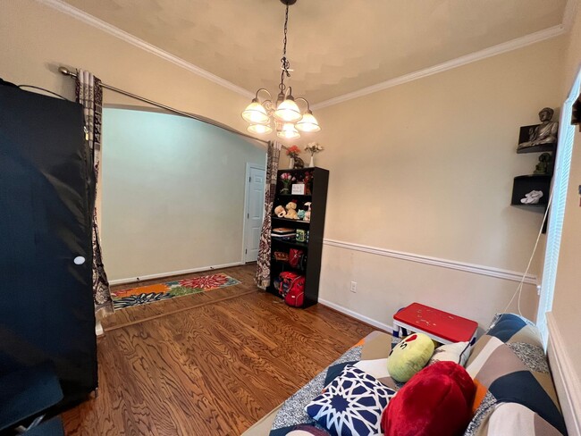 Building Photo - 3 bedroom home in sought after Whitaker Pl...