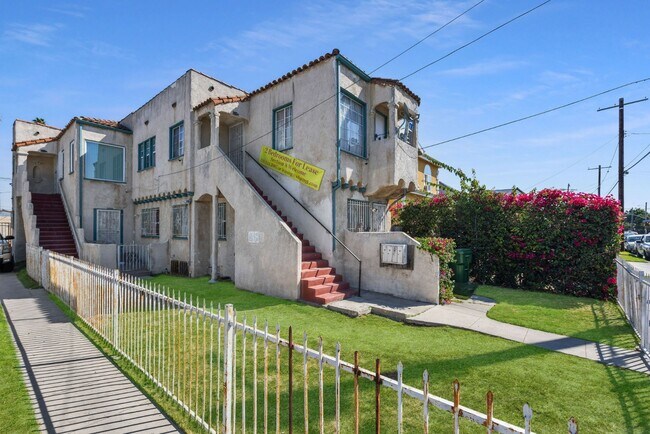 Building Photo - Spacious 2-Bedroom Apartment in Prime Los ...