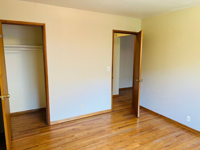 Building Photo - 1Bed/1Bath Laurelhurst Apartment