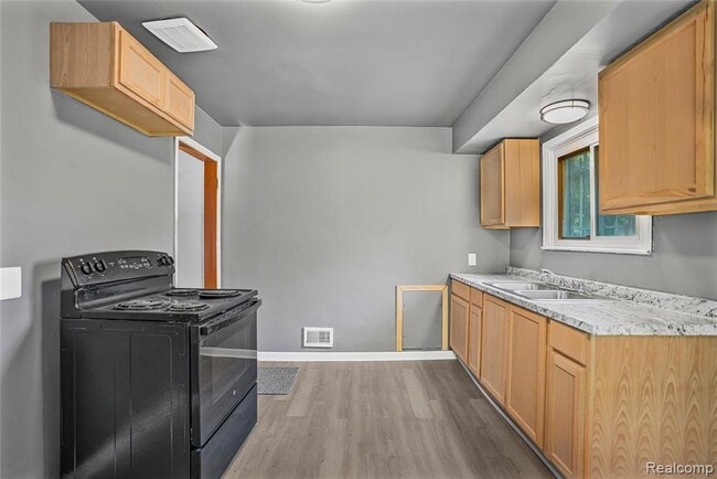 Building Photo - 1034 E Bundy Ave