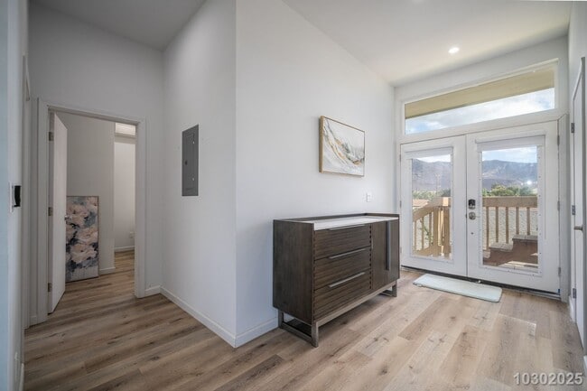 Building Photo - West Side Paradise – Stunning Fully Furnished 3-Bed, 2-Bath Upstairs Unit