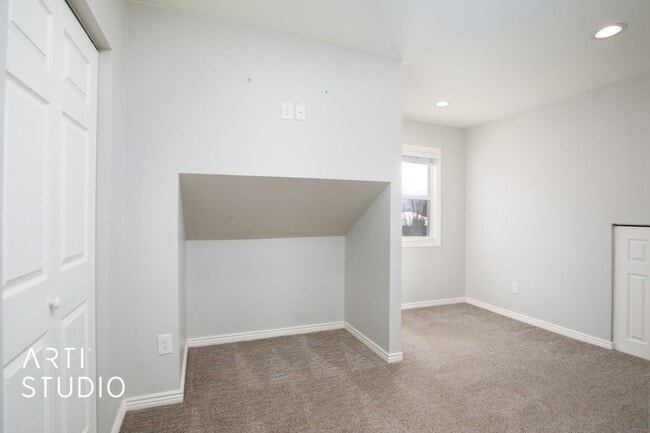 Building Photo - 4 Bed 2 Bath Salt Lake Home For Rent!