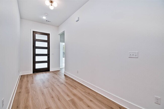 Building Photo - 1 Hemel Ln