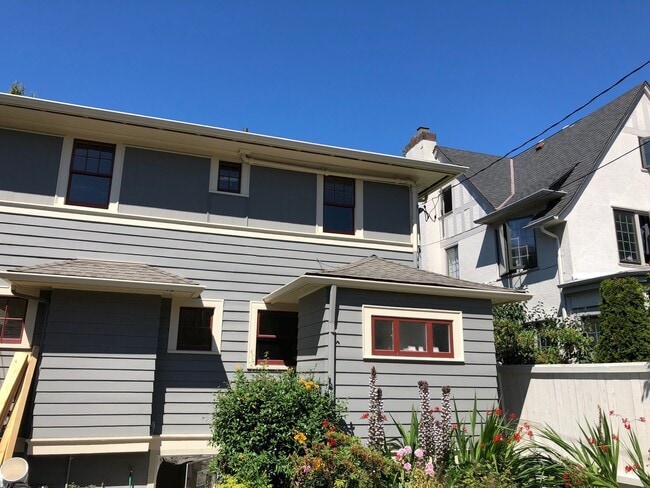 Building Photo - Wonderful University District 8 bedrooms house!