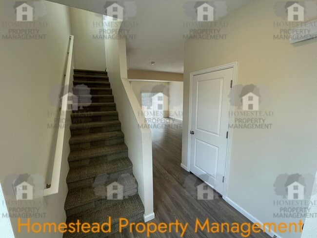 Building Photo - Welcome home! Outstanding Salem location!