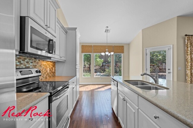 Building Photo - Sun River 2 Bedroom Home with Bonus Den! First Class Amenities!