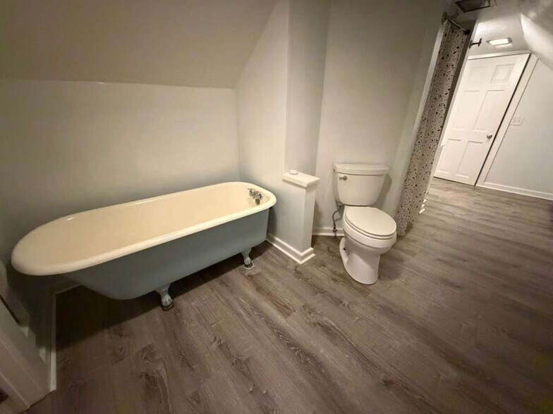 Building Photo - 8 Central St