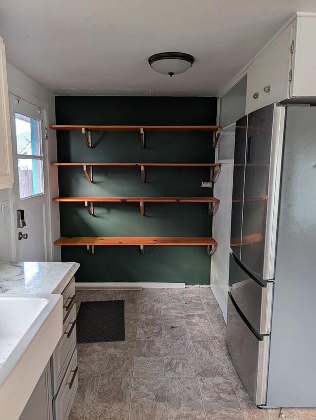 Building Photo - 628 Jameson St