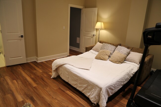 Building Photo - 811-818 8th St NE