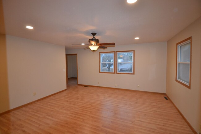 Building Photo - Remodeled 3-4 bedroom, open floor plan, Ne...