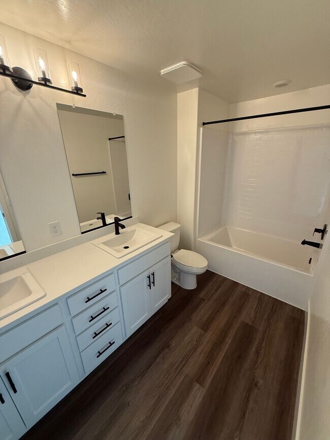 Building Photo - Stunning New-Construction two-story home 5bed 3bath