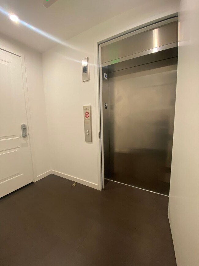 Building Photo - Dublin Hyde Park Modern Living Single Level Condo 4 Bed / 2 Bath, Amenities, Close to 580