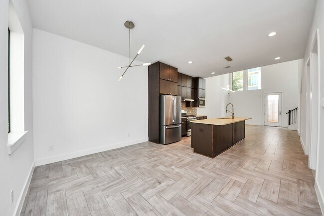 Building Photo - 1703 Cedrocanna Ln