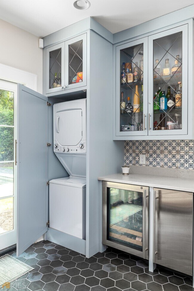 Building Photo - 3312 W Shadowlawn Ave NE