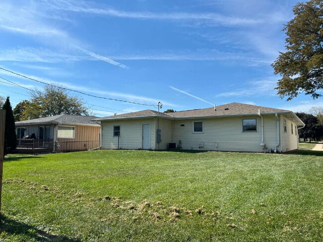 Building Photo - 1/2 Off First Month's Rent! - Newly remode...