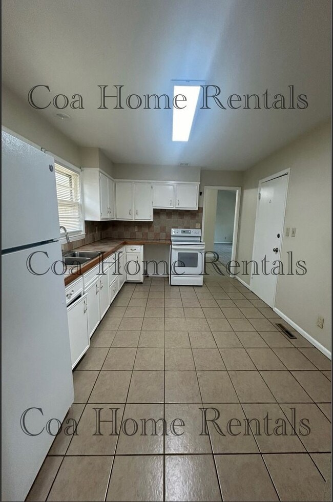 Building Photo - Great East side corner lot home