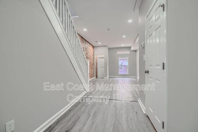Building Photo - 2622 Llewelyn Ave