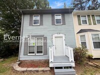 Building Photo - 3 Bed, 1.5 Bath Townhome with Fenced Yard / Vouchers Accepted / Available Now!